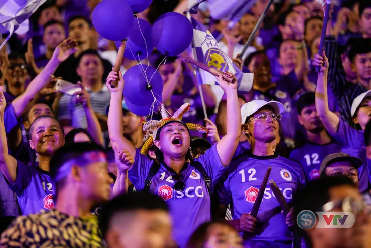 CLB Hà Nội tưng bừng nâng cúp vô địch V.League 2018 - Ảnh 2. CLB Hà Nội tưng bừng nâng cúp vô địch V.League 2018 - Ảnh 2.