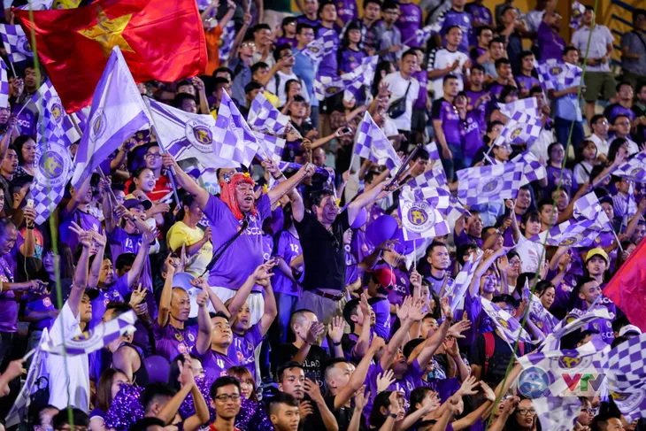 CLB Hà Nội tưng bừng nâng cúp vô địch V.League 2018 - Ảnh 1. CLB Hà Nội tưng bừng nâng cúp vô địch V.League 2018 - Ảnh 1.