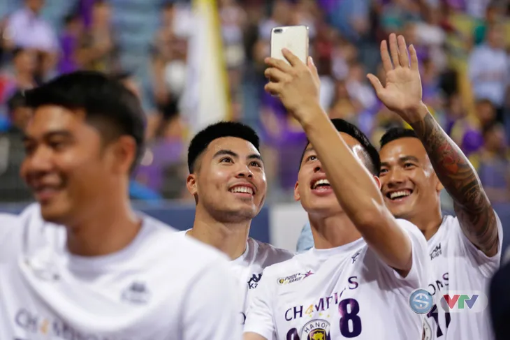 CLB Hà Nội tưng bừng nâng cúp vô địch V.League 2018 - Ảnh 6. CLB Hà Nội tưng bừng nâng cúp vô địch V.League 2018 - Ảnh 6.