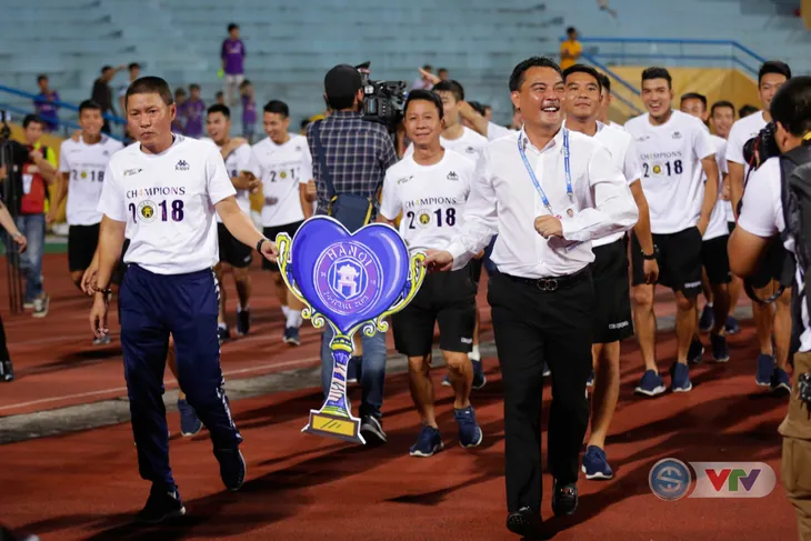 CLB Hà Nội tưng bừng nâng cúp vô địch V.League 2018 - Ảnh 3. CLB Hà Nội tưng bừng nâng cúp vô địch V.League 2018 - Ảnh 3.