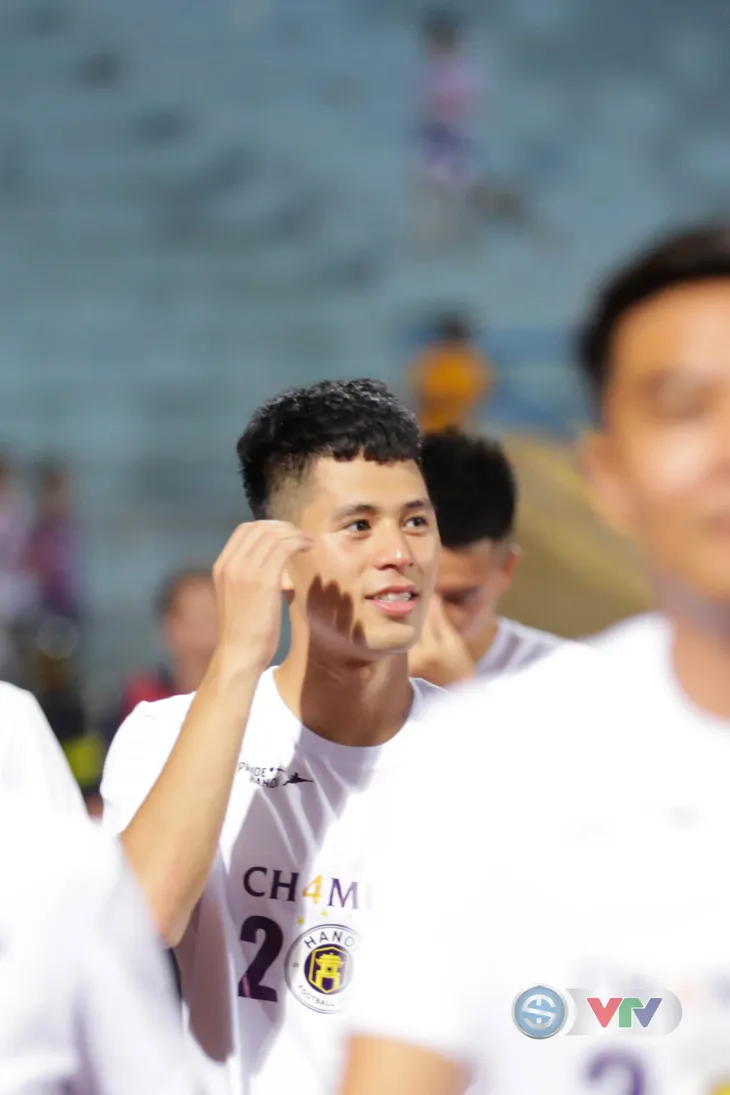 CLB Hà Nội tưng bừng nâng cúp vô địch V.League 2018 - Ảnh 5. CLB Hà Nội tưng bừng nâng cúp vô địch V.League 2018 - Ảnh 5.
