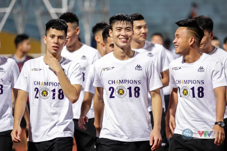 CLB Hà Nội tưng bừng nâng cúp vô địch V.League 2018 - Ảnh 4. CLB Hà Nội tưng bừng nâng cúp vô địch V.League 2018 - Ảnh 4.