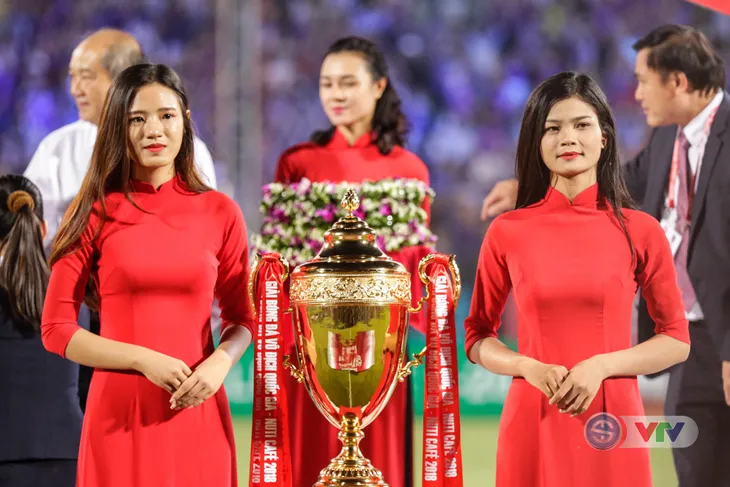CLB Hà Nội tưng bừng nâng cúp vô địch V.League 2018 - Ảnh 8. CLB Hà Nội tưng bừng nâng cúp vô địch V.League 2018 - Ảnh 8.