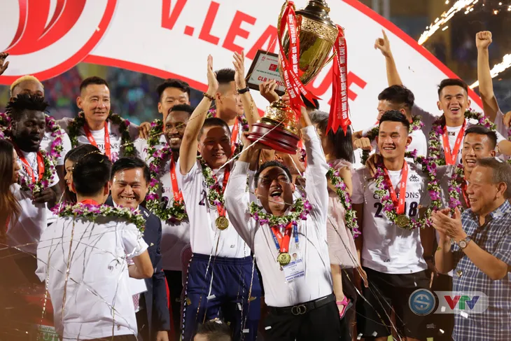 CLB Hà Nội tưng bừng nâng cúp vô địch V.League 2018 - Ảnh 12. CLB Hà Nội tưng bừng nâng cúp vô địch V.League 2018 - Ảnh 12.