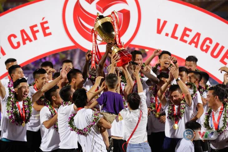 CLB Hà Nội tưng bừng nâng cúp vô địch V.League 2018 - Ảnh 11. CLB Hà Nội tưng bừng nâng cúp vô địch V.League 2018 - Ảnh 11.