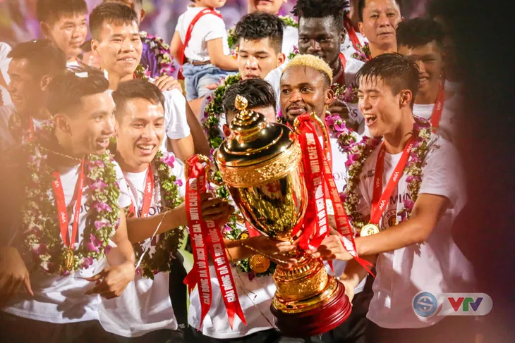 CLB Hà Nội tưng bừng nâng cúp vô địch V.League 2018 - Ảnh 15. CLB Hà Nội tưng bừng nâng cúp vô địch V.League 2018 - Ảnh 15.