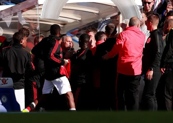 VIDEO: Mất chiến thắng ở giây cuối, Mourinho điên tiết đòi tẩn HLV Chelsea - Ảnh 4. VIDEO: Mất chiến thắng ở giây cuối, Mourinho điên tiết đòi tẩn HLV Chelsea - Ảnh 4.