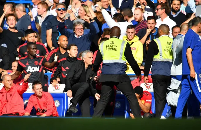 VIDEO: Mất chiến thắng ở giây cuối, Mourinho điên tiết đòi tẩn HLV Chelsea - Ảnh 3. VIDEO: Mất chiến thắng ở giây cuối, Mourinho điên tiết đòi tẩn HLV Chelsea - Ảnh 3.