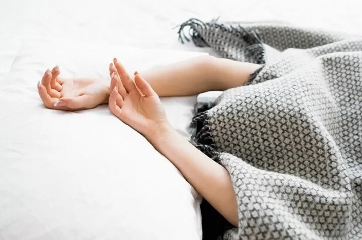 Nguy hiểm “chết người” từ thói quen trùm chăn kín đầu khi ngủ - Ảnh 2. Nguy hiểm “chết người” từ thói quen trùm chăn kín đầu khi ngủ - Ảnh 2.