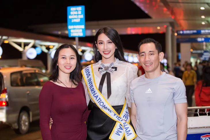 Hoa hậu Tiểu Vy tiễn cô bạn thân thiết lên đường thi Hoa hậu Quốc tế 2018 - Ảnh 4. Hoa hậu Tiểu Vy tiễn cô bạn thân thiết lên đường thi Hoa hậu Quốc tế 2018 - Ảnh 4.