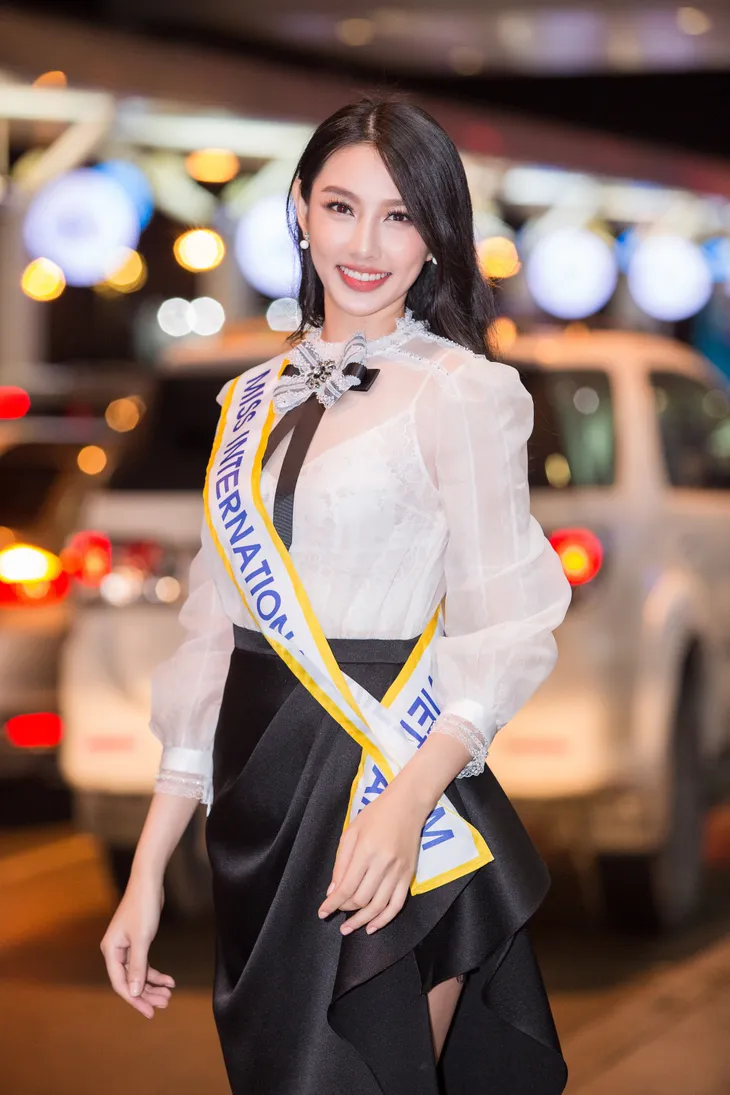 Hoa hậu Tiểu Vy tiễn cô bạn thân thiết lên đường thi Hoa hậu Quốc tế 2018 - Ảnh 5. Hoa hậu Tiểu Vy tiễn cô bạn thân thiết lên đường thi Hoa hậu Quốc tế 2018 - Ảnh 5.