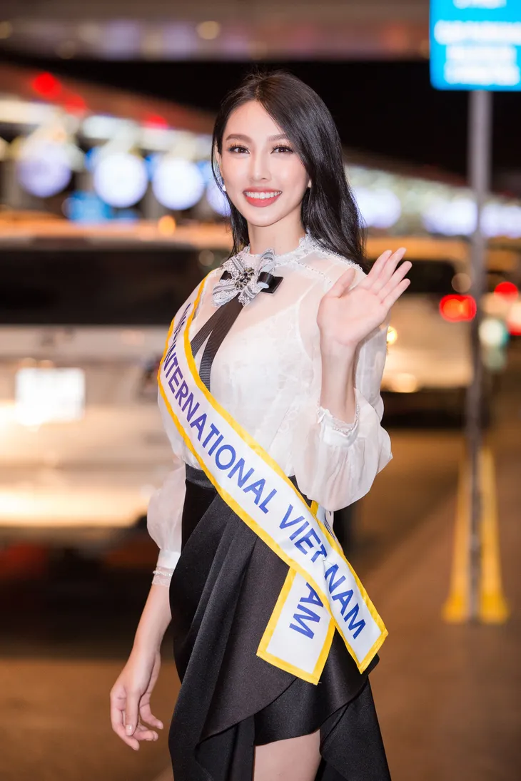 Hoa hậu Tiểu Vy tiễn cô bạn thân thiết lên đường thi Hoa hậu Quốc tế 2018 - Ảnh 2. Hoa hậu Tiểu Vy tiễn cô bạn thân thiết lên đường thi Hoa hậu Quốc tế 2018 - Ảnh 2.