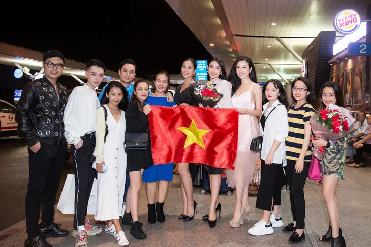 Hoa hậu Tiểu Vy tiễn cô bạn thân thiết lên đường thi Hoa hậu Quốc tế 2018 - Ảnh 1. Hoa hậu Tiểu Vy tiễn cô bạn thân thiết lên đường thi Hoa hậu Quốc tế 2018 - Ảnh 1.