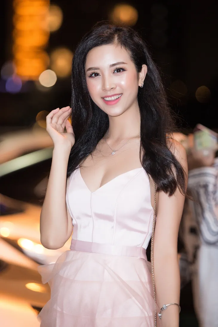 Hoa hậu Tiểu Vy tiễn cô bạn thân thiết lên đường thi Hoa hậu Quốc tế 2018 - Ảnh 6. Hoa hậu Tiểu Vy tiễn cô bạn thân thiết lên đường thi Hoa hậu Quốc tế 2018 - Ảnh 6.