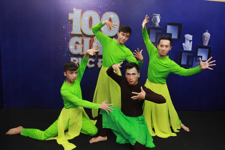 100 giây rực rỡ: Khán giả hết hồn vì thí sinh đang đu dây bất ngờ gặp nạn - Ảnh 3. 100 giây rực rỡ: Khán giả hết hồn vì thí sinh đang đu dây bất ngờ gặp nạn - Ảnh 3.