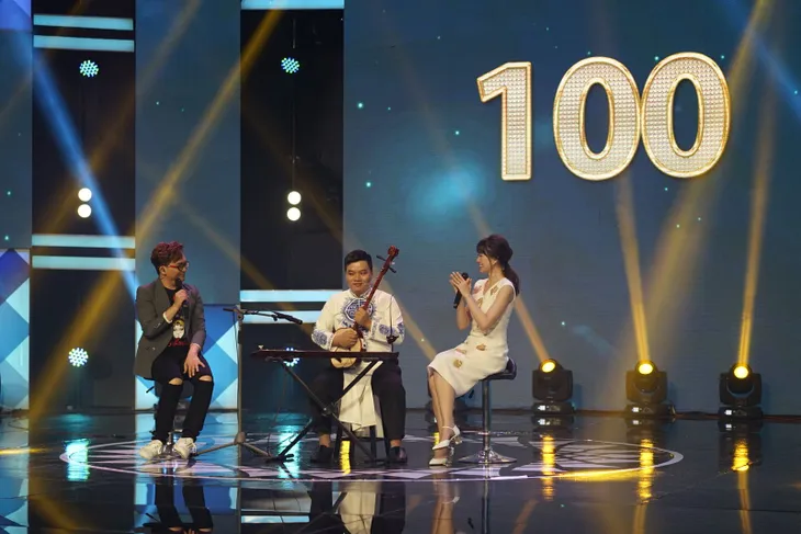 Chàng trai khiếm thị đốn tim với hit Em gái mưa bằng 4 loại nhạc cụ - Ảnh 1. Chàng trai khiếm thị đốn tim với hit Em gái mưa bằng 4 loại nhạc cụ - Ảnh 1.