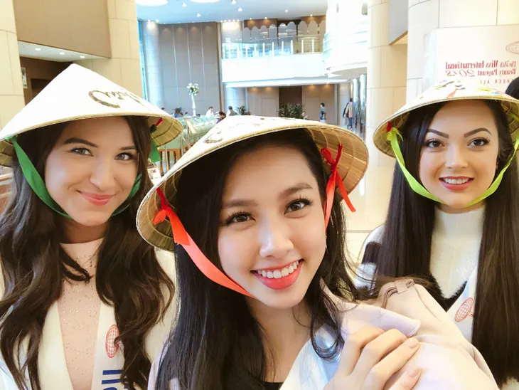Chào khán giả bằng 6 thứ tiếng, Thùy Tiên gây bất ngờ tại Hoa hậu Quốc tế 2018 - Ảnh 1. Chào khán giả bằng 6 thứ tiếng, Thùy Tiên gây bất ngờ tại Hoa hậu Quốc tế 2018 - Ảnh 1.