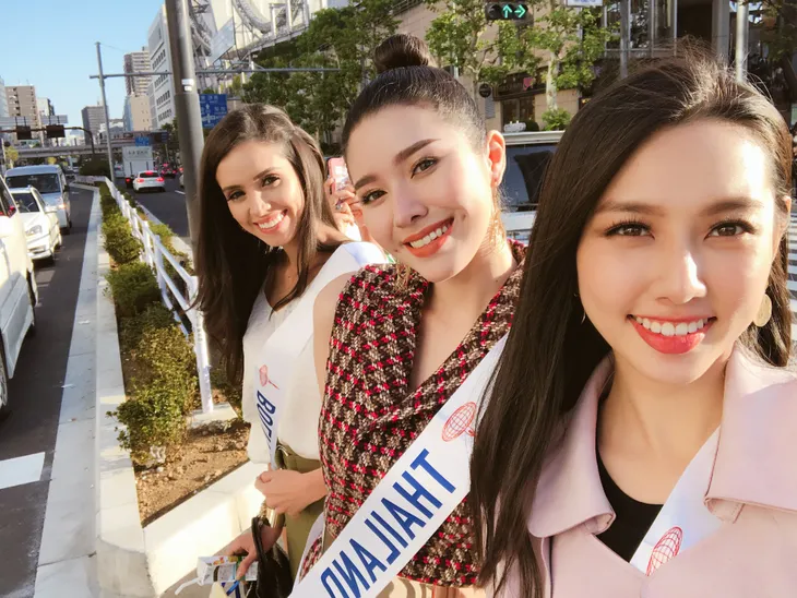 Chào khán giả bằng 6 thứ tiếng, Thùy Tiên gây bất ngờ tại Hoa hậu Quốc tế 2018 - Ảnh 4. Chào khán giả bằng 6 thứ tiếng, Thùy Tiên gây bất ngờ tại Hoa hậu Quốc tế 2018 - Ảnh 4.