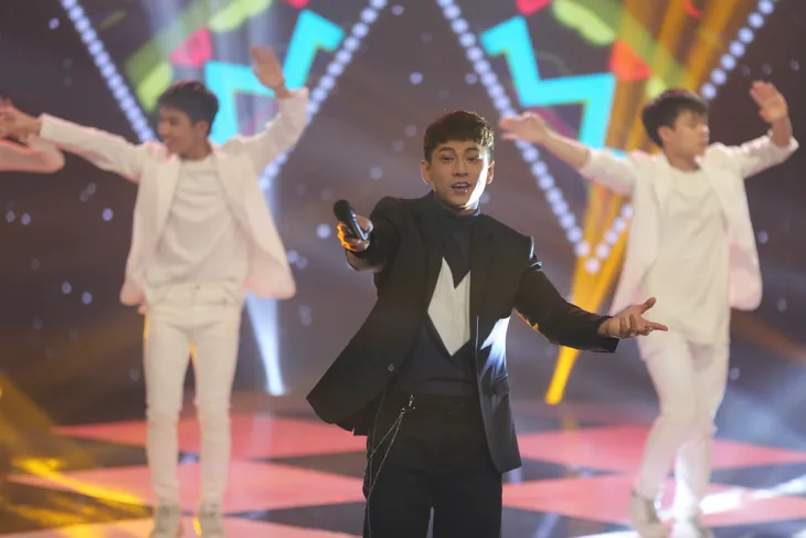 Issac nhảy cực sung cùng cậu bé xếp dép trong chương trình WeChoice - Ảnh 2. Issac nhảy cực sung cùng cậu bé xếp dép trong chương trình WeChoice - Ảnh 2.
