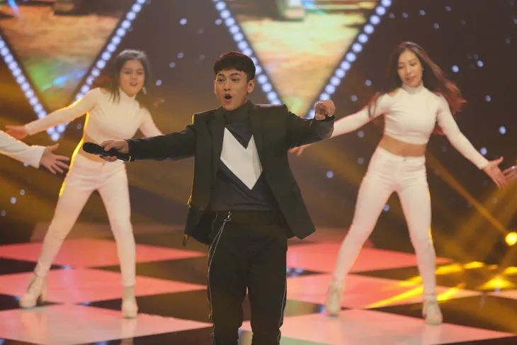 Issac nhảy cực sung cùng cậu bé xếp dép trong chương trình WeChoice - Ảnh 1. Issac nhảy cực sung cùng cậu bé xếp dép trong chương trình WeChoice - Ảnh 1.