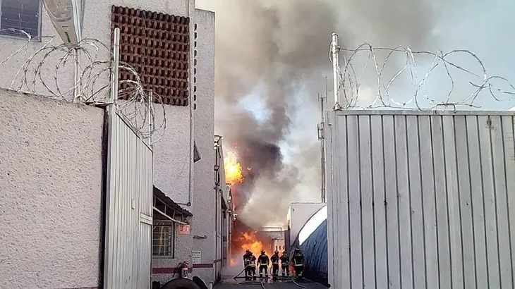 Mexico: Cháy nổ nhà máy rượu, hàng nghìn người dân phải sơ tán - Ảnh 4. Mexico: Cháy nổ nhà máy rượu, hàng nghìn người dân phải sơ tán - Ảnh 4.