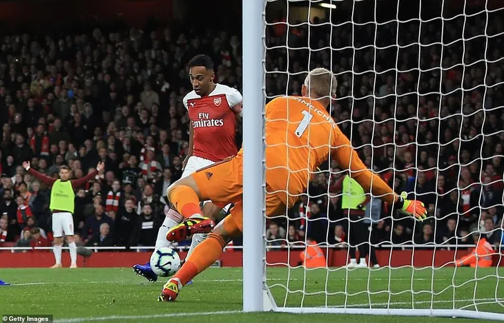 Arsenal 3-1 Leicester: Ozil, Aubameyang tỏa sáng, Arsenal thắng 10 trận liên tiếp (Vòng 9 giải Ngoại Hạng Anh) - Ảnh 4. Arsenal 3-1 Leicester: Ozil, Aubameyang tỏa sáng, Arsenal thắng 10 trận liên tiếp (Vòng 9 giải Ngoại Hạng Anh) - Ảnh 4.