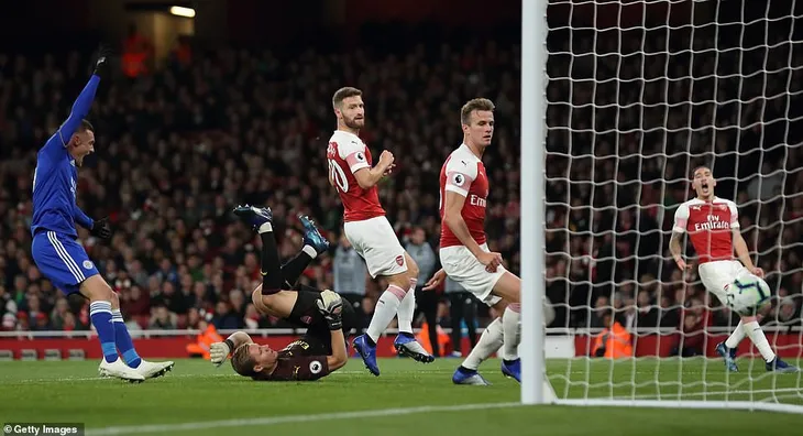 Arsenal 3-1 Leicester: Ozil, Aubameyang tỏa sáng, Arsenal thắng 10 trận liên tiếp (Vòng 9 giải Ngoại Hạng Anh) - Ảnh 2. Arsenal 3-1 Leicester: Ozil, Aubameyang tỏa sáng, Arsenal thắng 10 trận liên tiếp (Vòng 9 giải Ngoại Hạng Anh) - Ảnh 2.