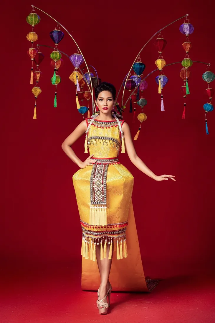 Ngắm trang phục dân tộc dự thi Miss Universe của Hoa hậu H’Hen Niê - Ảnh 12. Ngắm trang phục dân tộc dự thi Miss Universe của Hoa hậu H’Hen Niê - Ảnh 12.