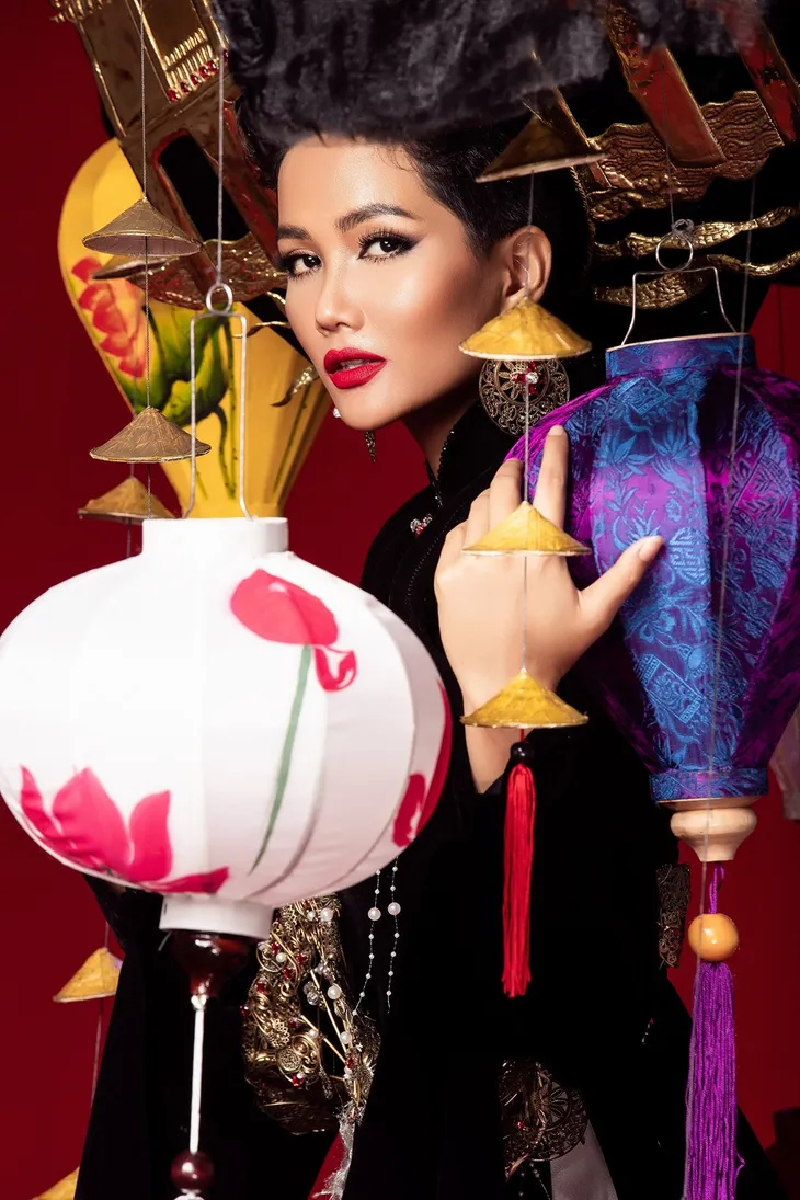 Ngắm trang phục dân tộc dự thi Miss Universe của Hoa hậu H’Hen Niê - Ảnh 7. Ngắm trang phục dân tộc dự thi Miss Universe của Hoa hậu H’Hen Niê - Ảnh 7.