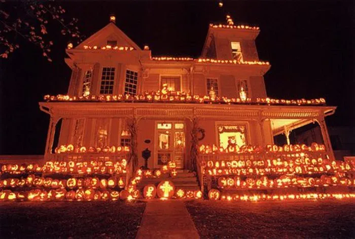 Trang trí ngôi nhà Halloween với 3.000 quả bí ngô - Ảnh 5. Trang trí ngôi nhà Halloween với 3.000 quả bí ngô - Ảnh 5.