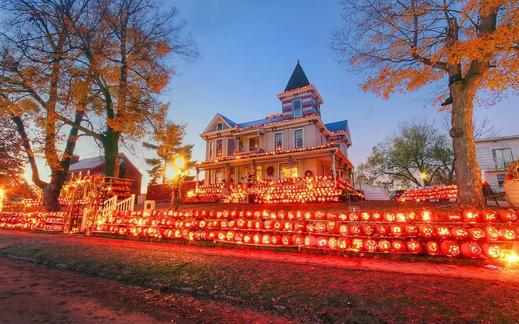 Trang trí ngôi nhà Halloween với 3.000 quả bí ngô - Ảnh 4. Trang trí ngôi nhà Halloween với 3.000 quả bí ngô - Ảnh 4.