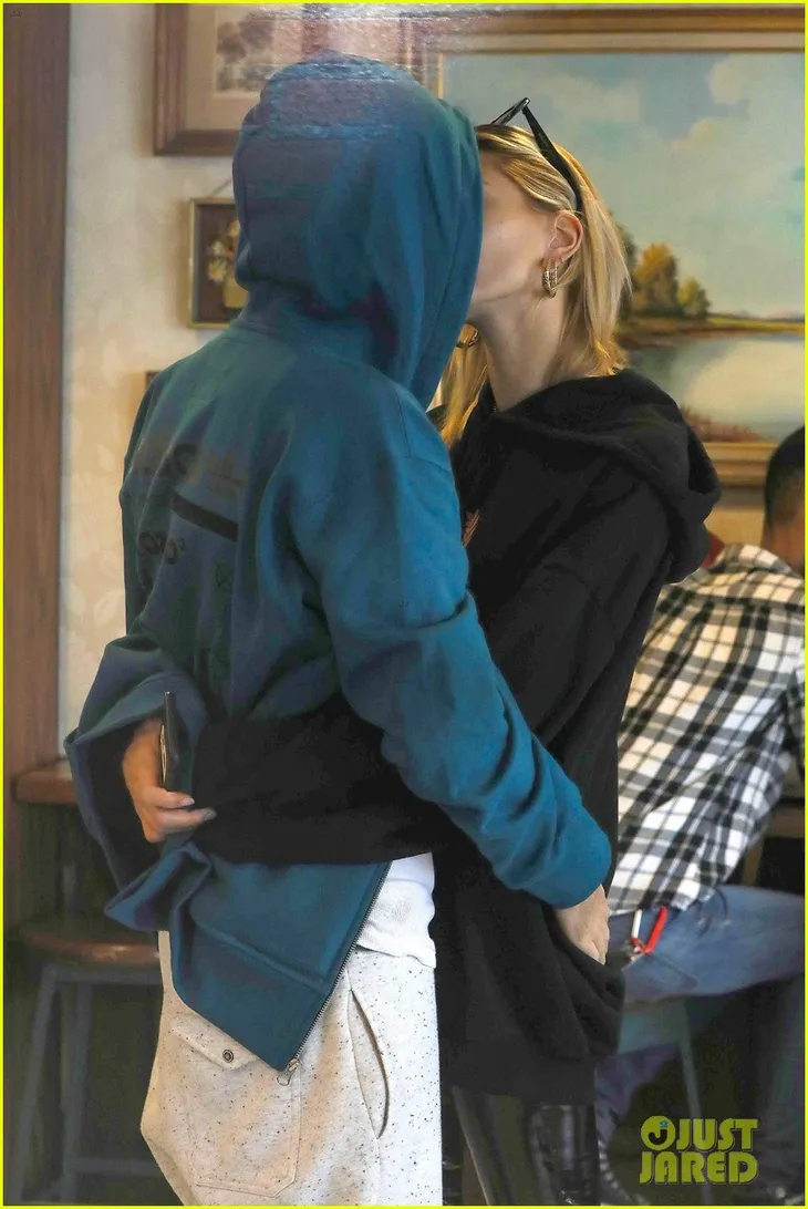 Justin Bieber và hôn thê cứ thế này bảo sao Selena Gomez không ốm - Ảnh 7. Justin Bieber và hôn thê cứ thế này bảo sao Selena Gomez không ốm - Ảnh 7.