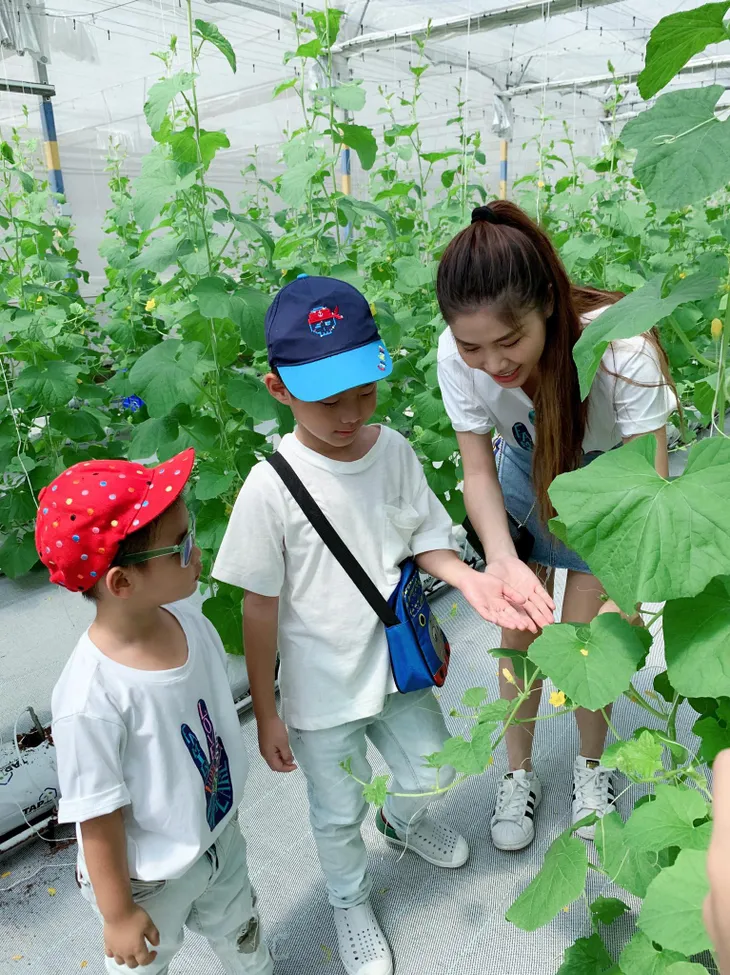 Vợ chồng ca sĩ Đăng Khôi vui vẻ đi du lịch cùng hai con - Ảnh 3. Vợ chồng ca sĩ Đăng Khôi vui vẻ đi du lịch cùng hai con - Ảnh 3.