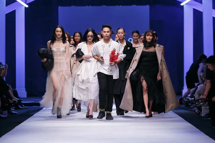 Siêu mẫu Lan Khuê kiêu kỳ trên sàn diễn Tuần lễ thời trang quốc tế Việt Nam Thu - Đông 2018 - Ảnh 30. Siêu mẫu Lan Khuê kiêu kỳ trên sàn diễn Tuần lễ thời trang quốc tế Việt Nam Thu - Đông 2018 - Ảnh 30.