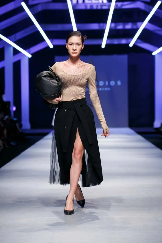 Siêu mẫu Lan Khuê kiêu kỳ trên sàn diễn Tuần lễ thời trang quốc tế Việt Nam Thu - Đông 2018 - Ảnh 4. Siêu mẫu Lan Khuê kiêu kỳ trên sàn diễn Tuần lễ thời trang quốc tế Việt Nam Thu - Đông 2018 - Ảnh 4.
