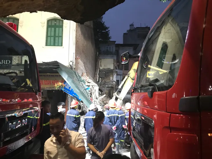 Bức tường gần khu vực Hồ Hoàn Kiếm bỗng nhiên đổ sập - Ảnh 3. Bức tường gần khu vực Hồ Hoàn Kiếm bỗng nhiên đổ sập - Ảnh 3.