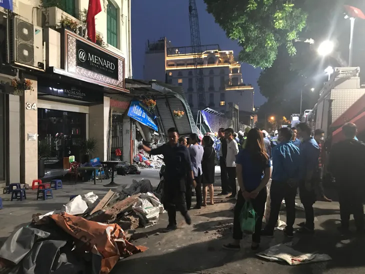 Bức tường gần khu vực Hồ Hoàn Kiếm bỗng nhiên đổ sập - Ảnh 9. Bức tường gần khu vực Hồ Hoàn Kiếm bỗng nhiên đổ sập - Ảnh 9.