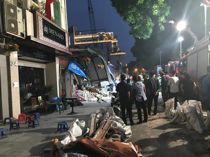 Bức tường gần khu vực Hồ Hoàn Kiếm bỗng nhiên đổ sập - Ảnh 8. Bức tường gần khu vực Hồ Hoàn Kiếm bỗng nhiên đổ sập - Ảnh 8.
