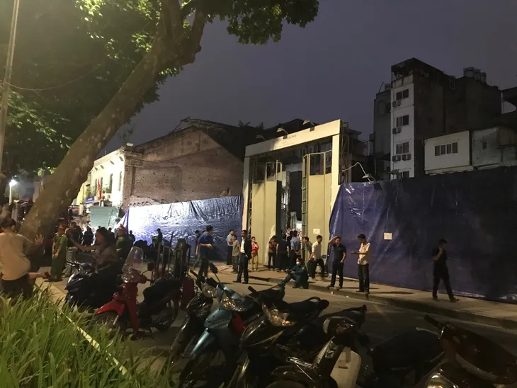 Bức tường gần khu vực Hồ Hoàn Kiếm bỗng nhiên đổ sập - Ảnh 4. Bức tường gần khu vực Hồ Hoàn Kiếm bỗng nhiên đổ sập - Ảnh 4.