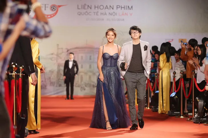 Khả Ngân quyến rũ trên thảm đỏ LHP Quốc tế Hà Nội - Ảnh 8. Khả Ngân quyến rũ trên thảm đỏ LHP Quốc tế Hà Nội - Ảnh 8.