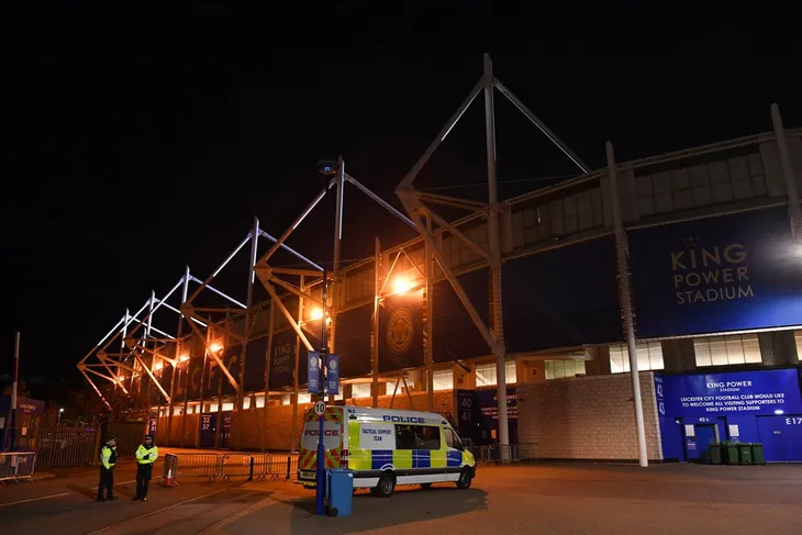 KINH HOÀNG: Trực thăng của ông chủ Leicester City nổ tan tành ngay sân King Power - Ảnh 1. KINH HOÀNG: Trực thăng của ông chủ Leicester City nổ tan tành ngay sân King Power - Ảnh 1.