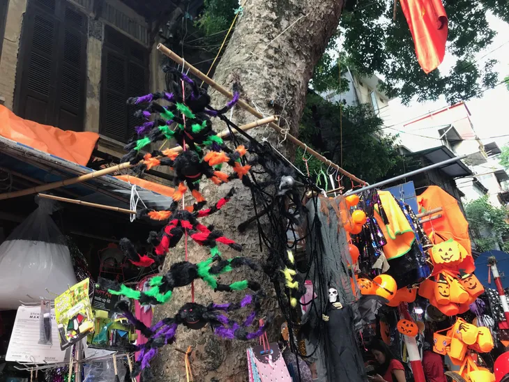 Phố Hàng Mã nhộn nhịp mùa lễ hội Halloween - Ảnh 7. Phố Hàng Mã nhộn nhịp mùa lễ hội Halloween - Ảnh 7.