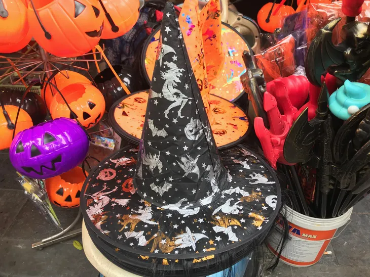 Phố Hàng Mã nhộn nhịp mùa lễ hội Halloween - Ảnh 4. Phố Hàng Mã nhộn nhịp mùa lễ hội Halloween - Ảnh 4.