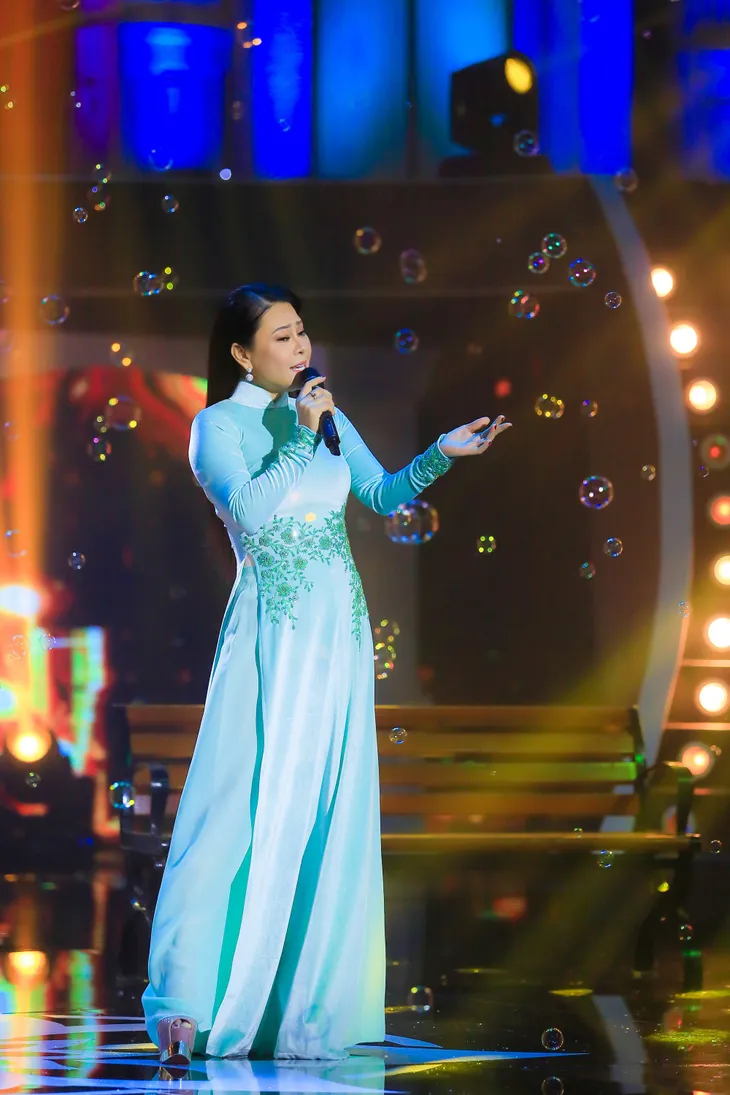 Danh ca Phương Dung chinh phục khán giả với “Những ngày hoa mộng” - Ảnh 2. Danh ca Phương Dung chinh phục khán giả với “Những ngày hoa mộng” - Ảnh 2.