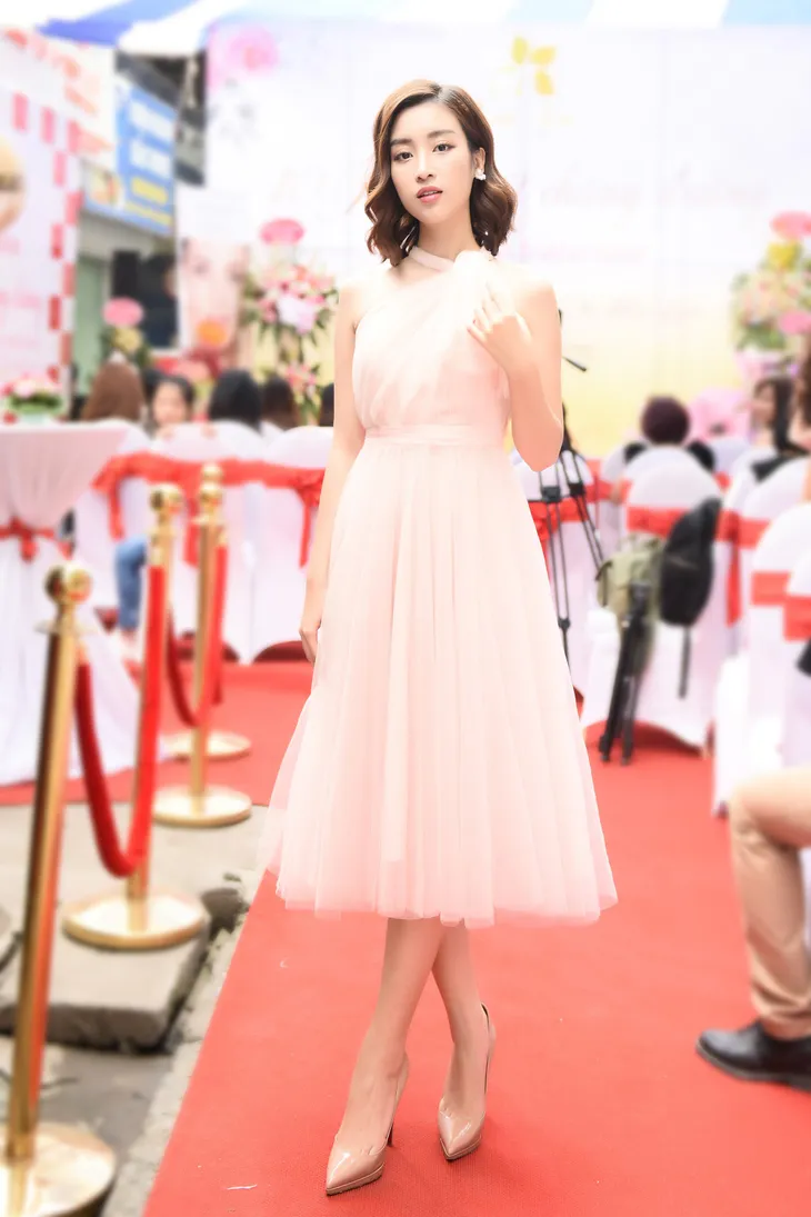 Đỗ Mỹ Linh hóa nàng thơ mỏng manh thu hút mọi ánh nhìn - Ảnh 2. Đỗ Mỹ Linh hóa nàng thơ mỏng manh thu hút mọi ánh nhìn - Ảnh 2.