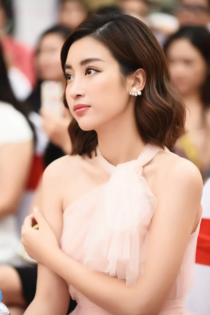 Đỗ Mỹ Linh hóa nàng thơ mỏng manh thu hút mọi ánh nhìn - Ảnh 7. Đỗ Mỹ Linh hóa nàng thơ mỏng manh thu hút mọi ánh nhìn - Ảnh 7.