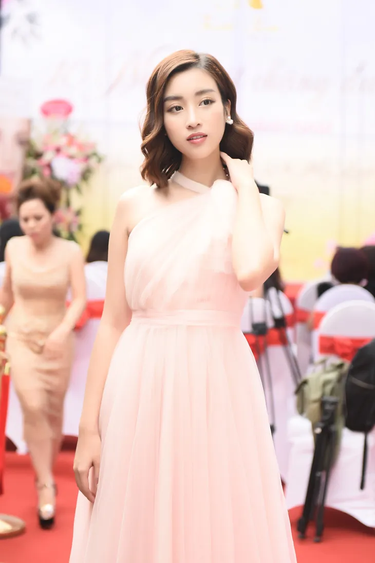 Đỗ Mỹ Linh hóa nàng thơ mỏng manh thu hút mọi ánh nhìn - Ảnh 6. Đỗ Mỹ Linh hóa nàng thơ mỏng manh thu hút mọi ánh nhìn - Ảnh 6.
