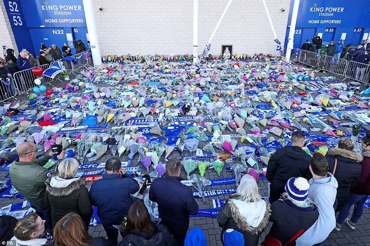 Những hình ảnh nghẹn lòng trong ngày buồn của Leicester City - Ảnh 1. Những hình ảnh nghẹn lòng trong ngày buồn của Leicester City - Ảnh 1.