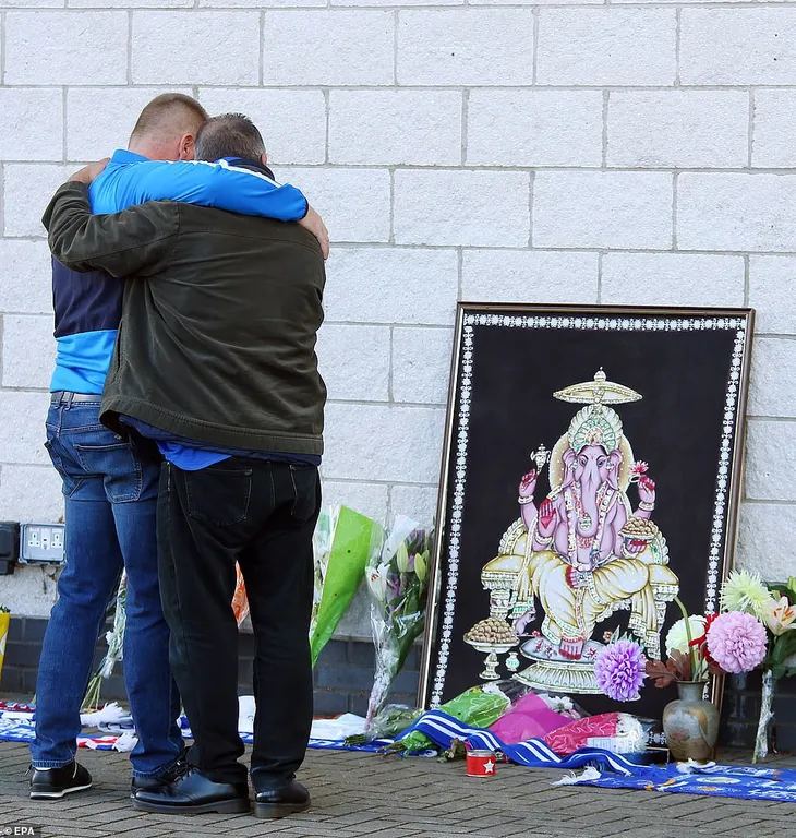 Tuyệt vọng, CĐV Leicester City mang hoa, áo đấu đặt ngoài sân King Power - Ảnh 1. Tuyệt vọng, CĐV Leicester City mang hoa, áo đấu đặt ngoài sân King Power - Ảnh 1.
