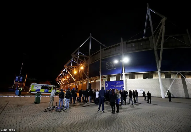 Tuyệt vọng, CĐV Leicester City mang hoa, áo đấu đặt ngoài sân King Power - Ảnh 11. Tuyệt vọng, CĐV Leicester City mang hoa, áo đấu đặt ngoài sân King Power - Ảnh 11.